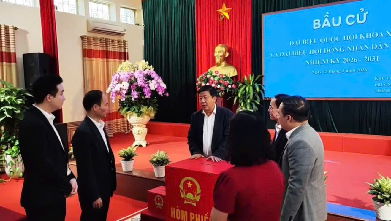 Phường Việt Hưng đẩy mạnh trang trí, tuyên truyền trực quan chào mừng ngày bầu cử 15-3