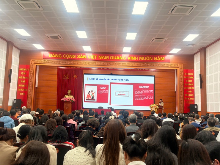 Phường Long Biên tập huấn nghiệp vụ công tác bầu cử cho các Tổ bầu cử