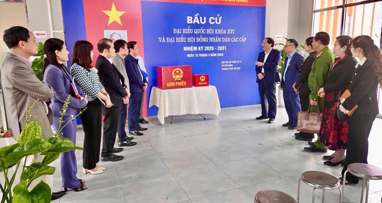 Trưởng Ban Tuyên giáo và Dân vận Thành ủy Nguyễn Doãn Toản kiểm tra công tác chuẩn bị bầu cử tại xã Sơn Đồng: Chủ động, nghiêm túc, sẵn sàng cho ngày hội lớn của toàn dân