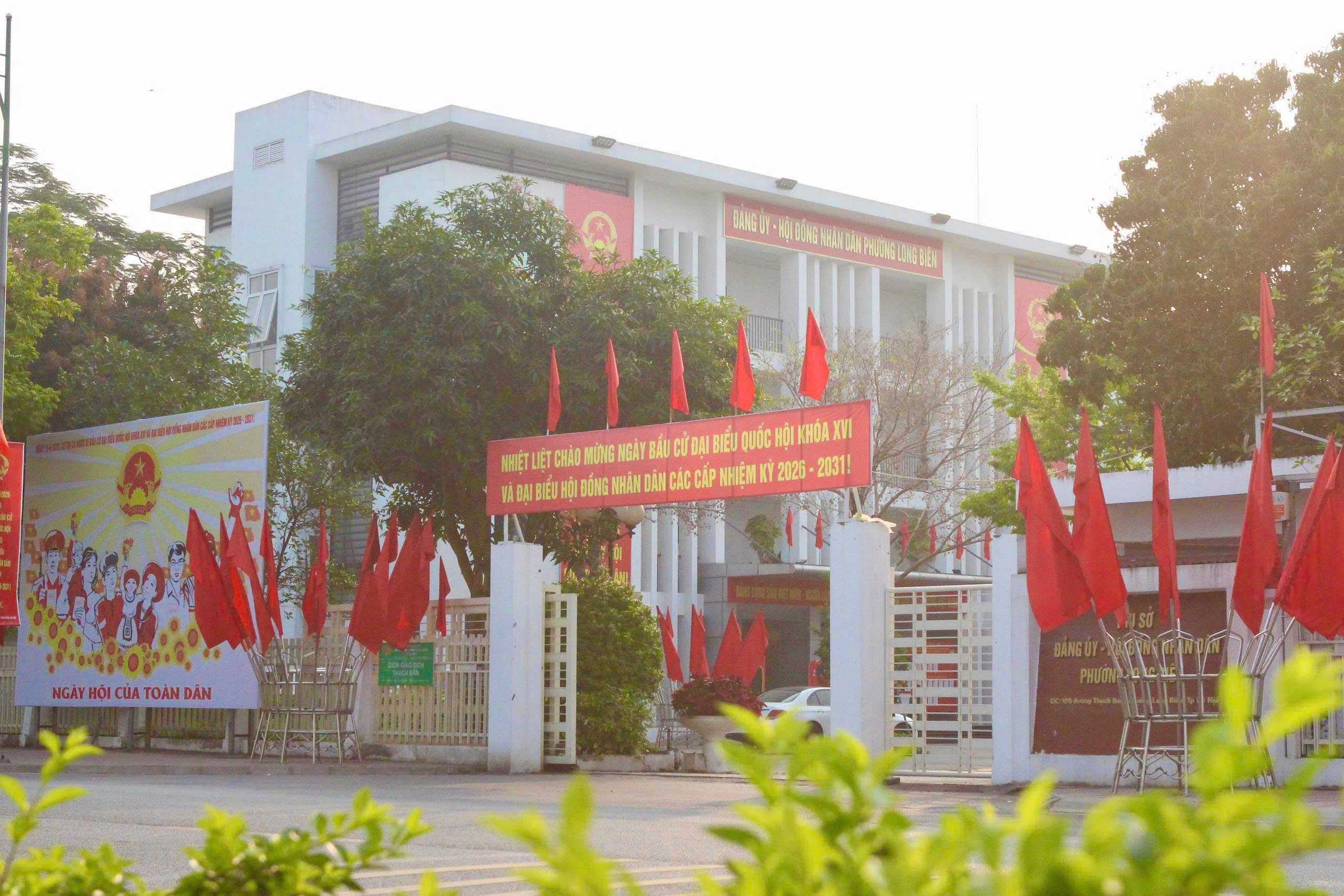 Sắc đỏ rợp phố phường Long Biên: Rộn ràng hướng tới Ngày hội non sông