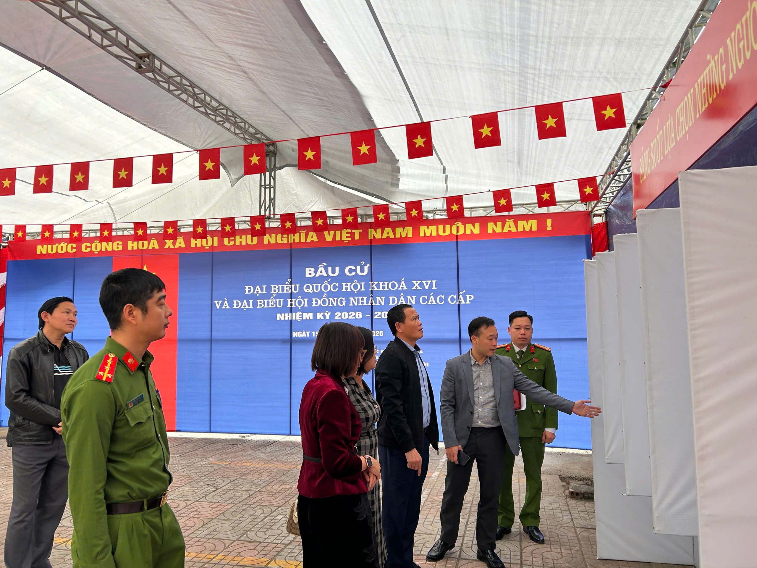 Phường Láng chủ động kiểm tra, bảo đảm các điều kiện sẵn sàng cho ngày bầu cử.