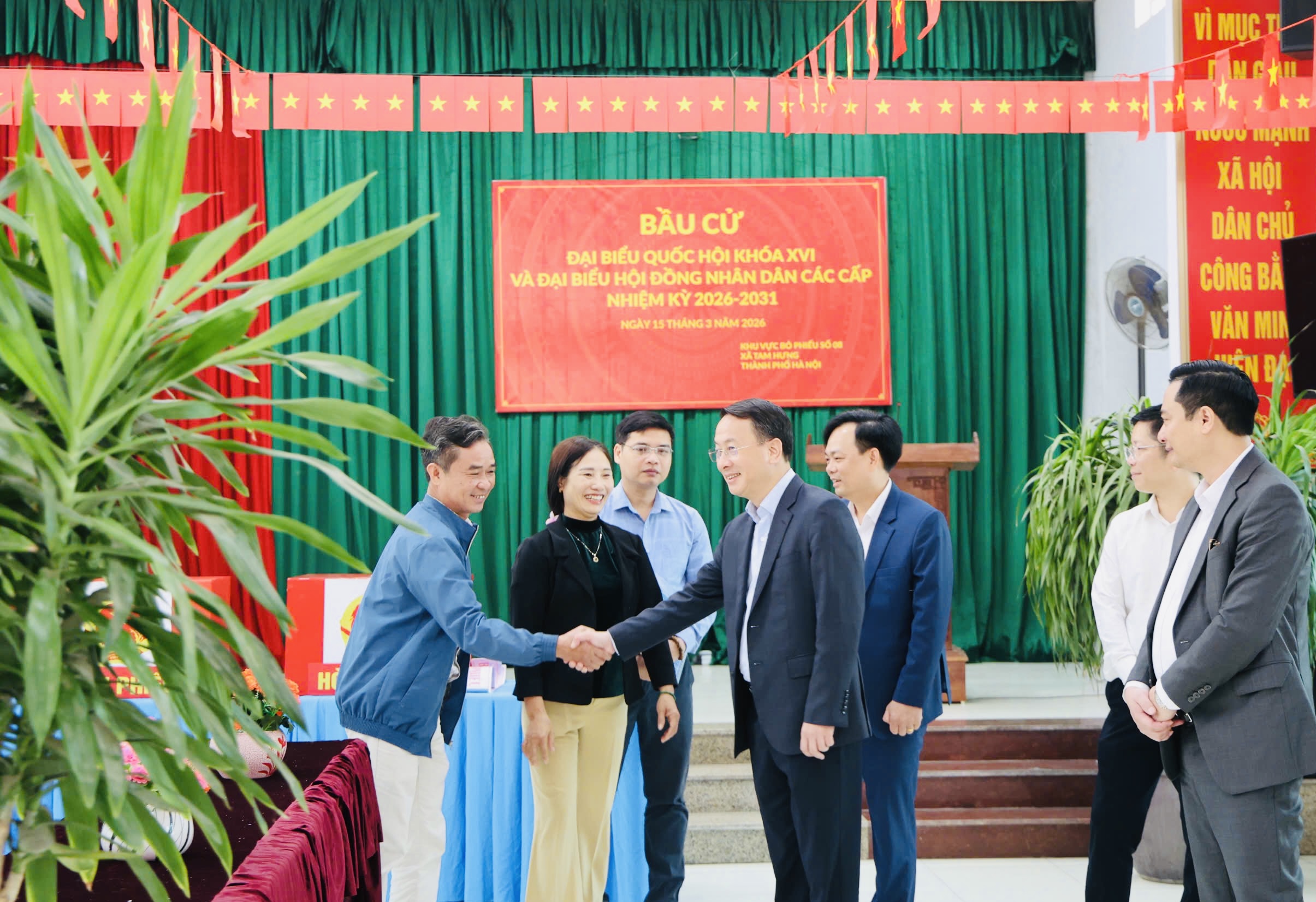 Trưởng ban Nội chính Thành ủy Hà Nội Trần Đình Cảnh kiểm tra công tác chuẩn bị bầu cử tại xã Tam Hưng