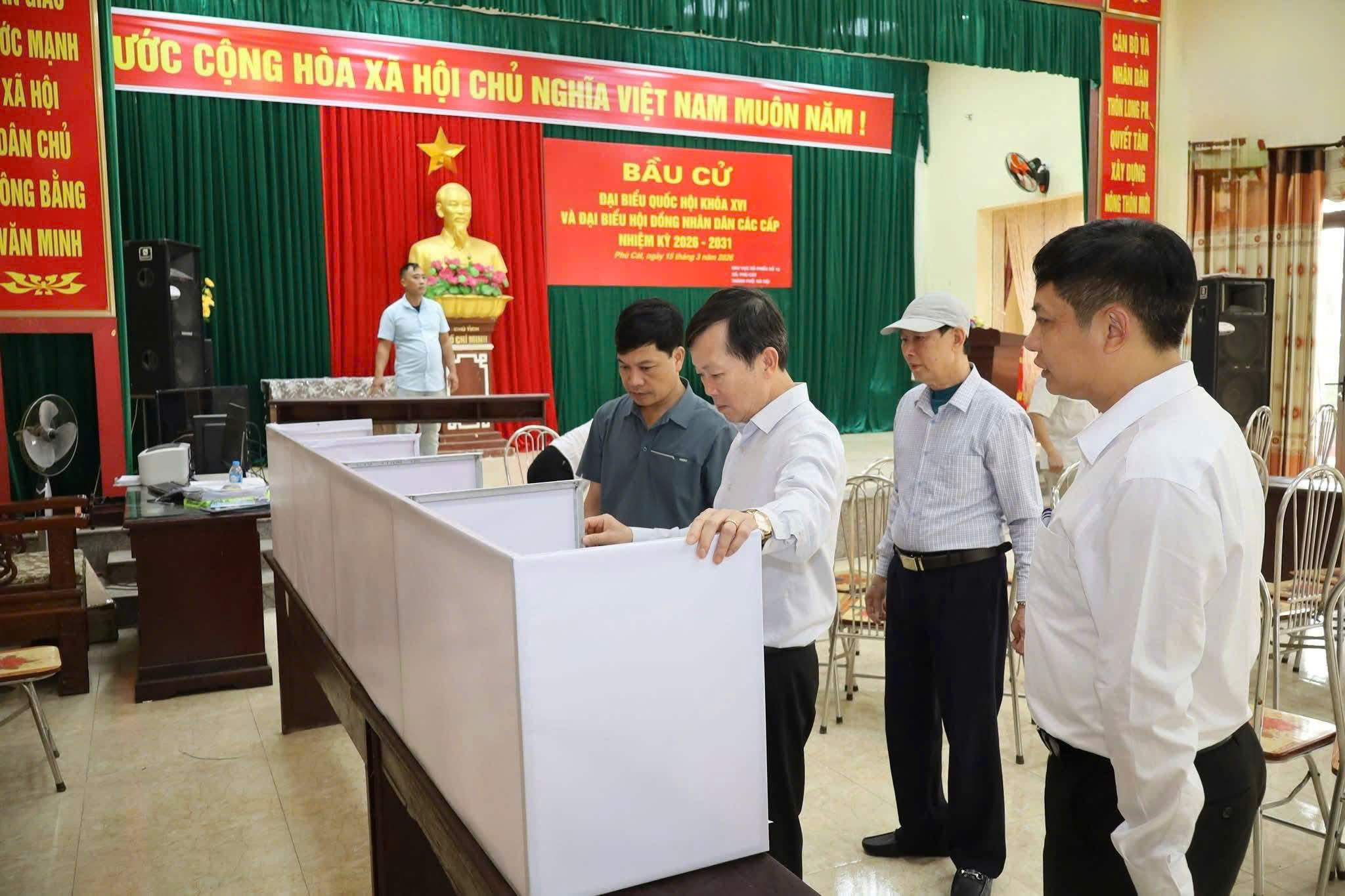 Bí thư Đảng ủy xã Phú Cát kiểm tra công tác chuẩn bị bầu cử tại các khu vực bỏ phiếu trên địa bàn xã