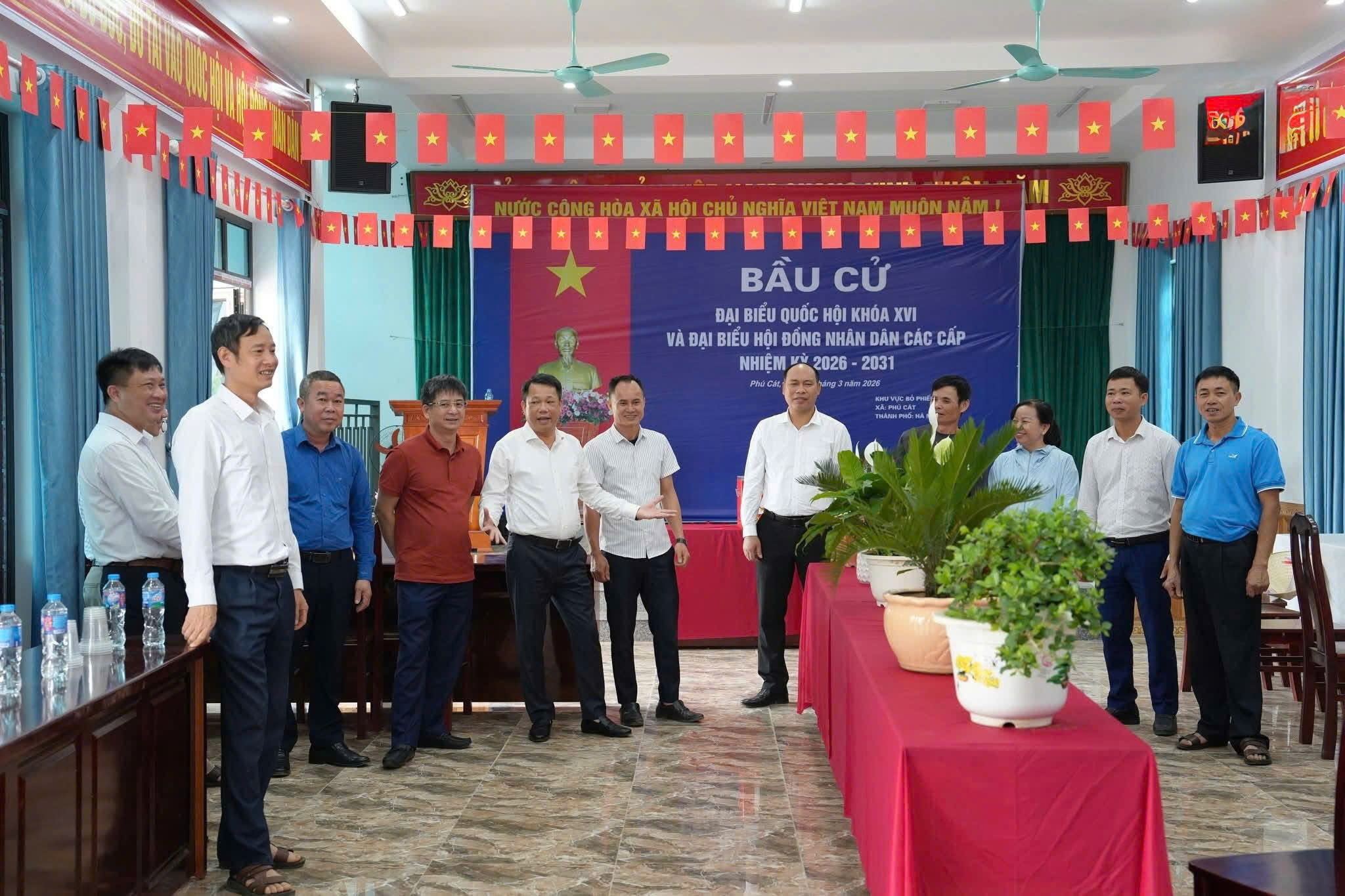 Phó Bí thư Thường trực Đảng ủy xã Phú Cát kiểm tra sát sao công tác chuẩn bị bầu cử, sẵn sàng cho ngày hội lớn của cử tri