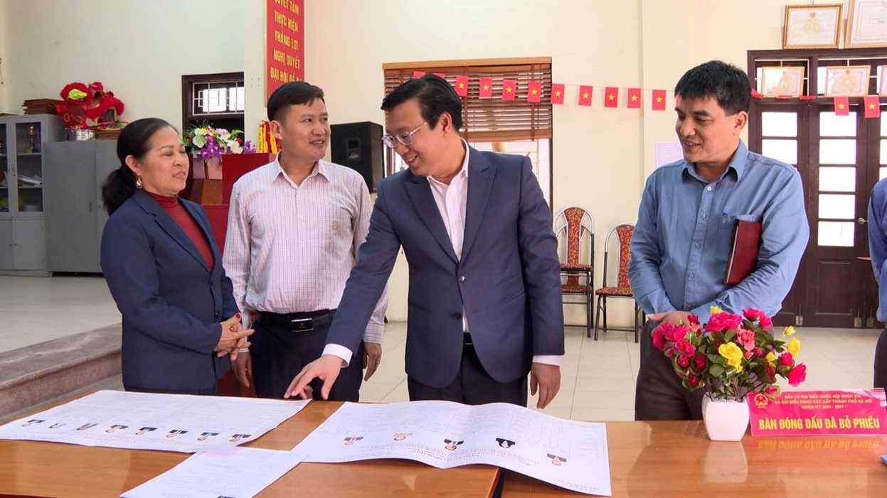 Bí thư Đảng ủy xã Hoài Đức tăng cường kiểm tra công tác chuẩn bị bầu cử tại các đơn vị bầu cử