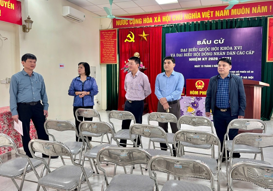 Chủ tịch UBND xã Hoài Đức kiểm tra công tác chuẩn bị tại các điểm bầu cử