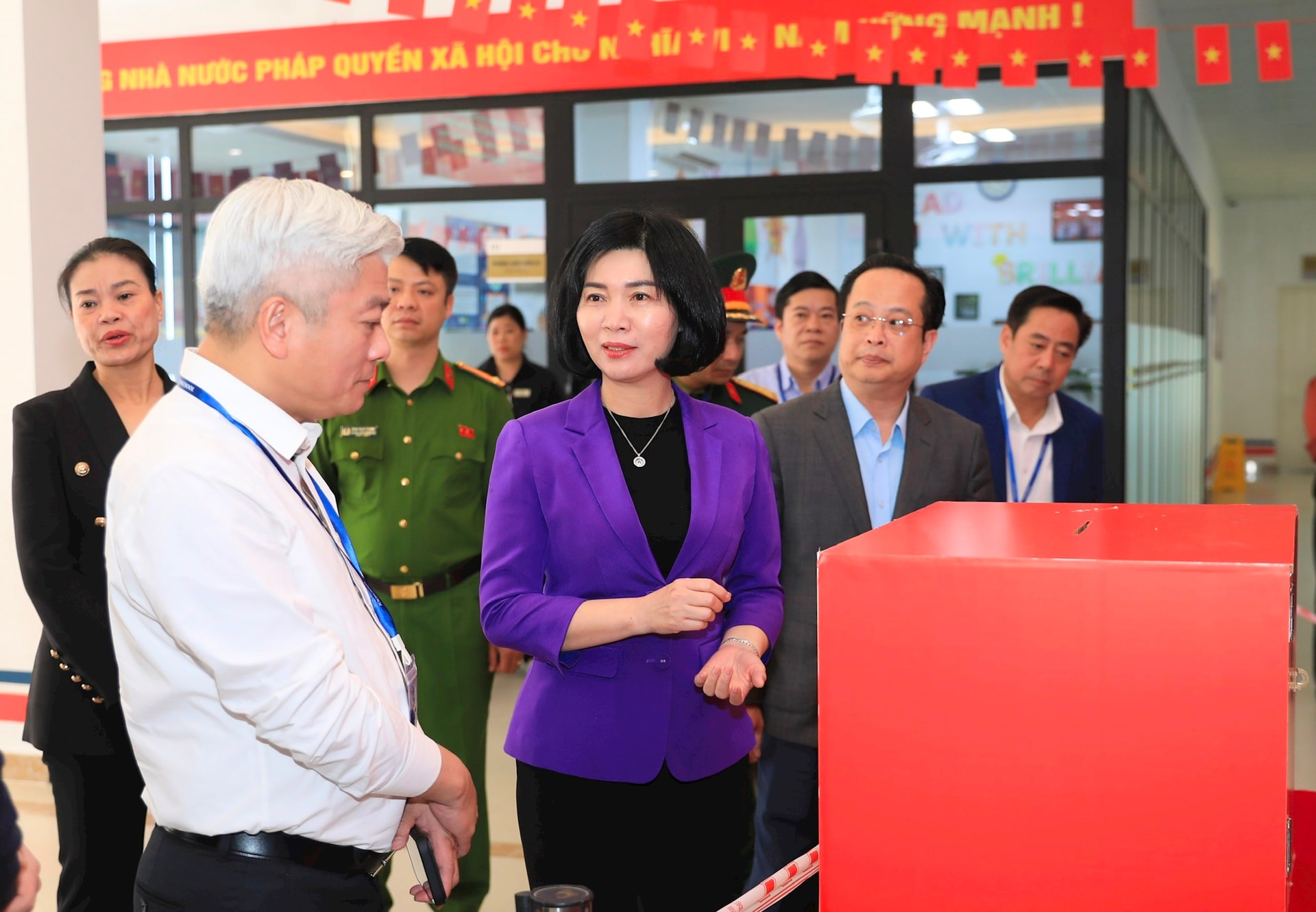 Chủ tịch Ủy ban Bầu cử thành phố Phùng Thị Hồng Hà kiểm tra công tác bầu cử tại phường Đại Mỗ