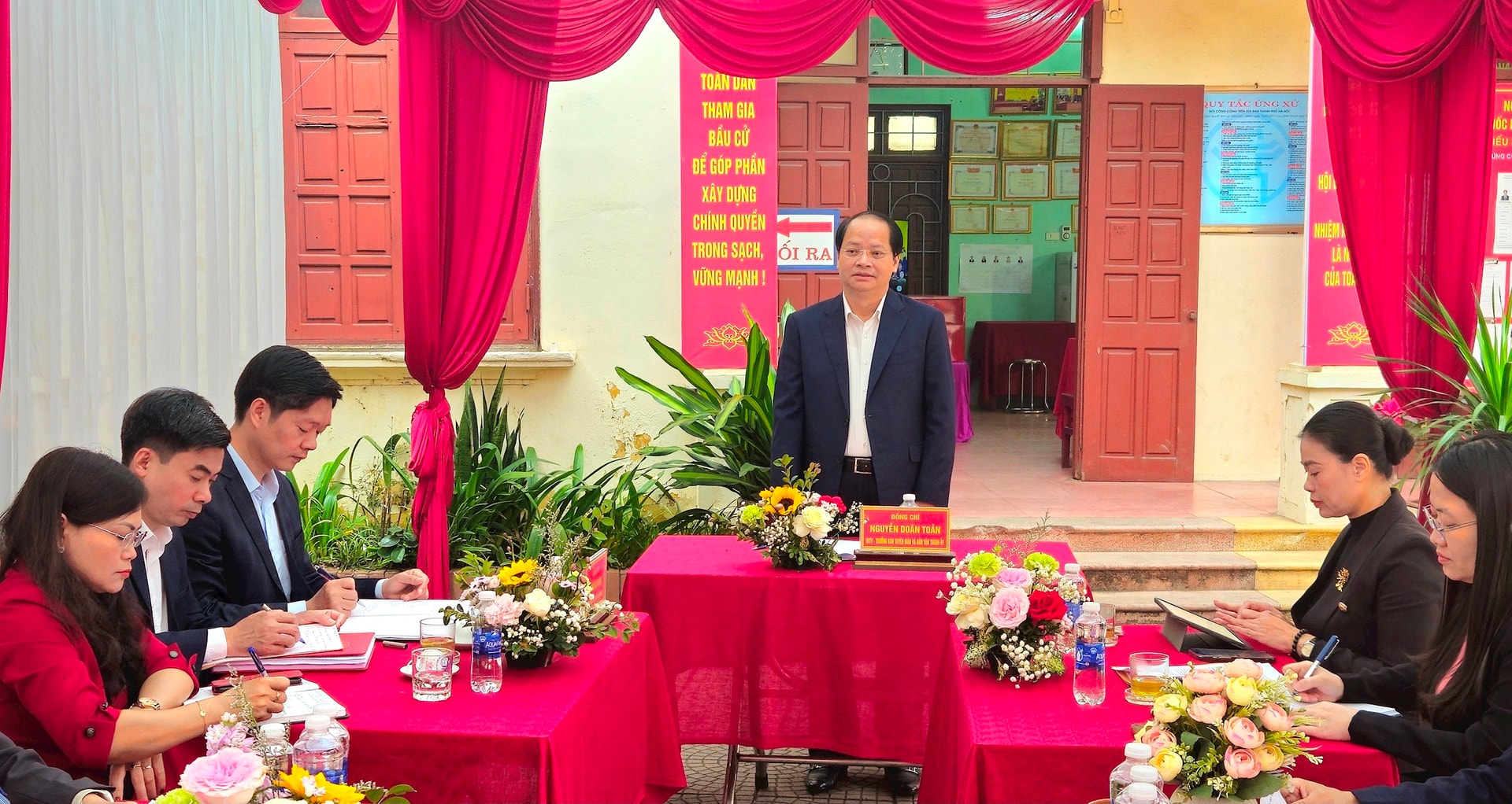 Trưởng ban Tuyên giáo và Dân vận Thành ủy Hà Nội Nguyễn Doãn Toản kiểm tra công tác chuẩn bị bầu cử tại Sơn Đồng, Dương Hòa, Đại Mỗ