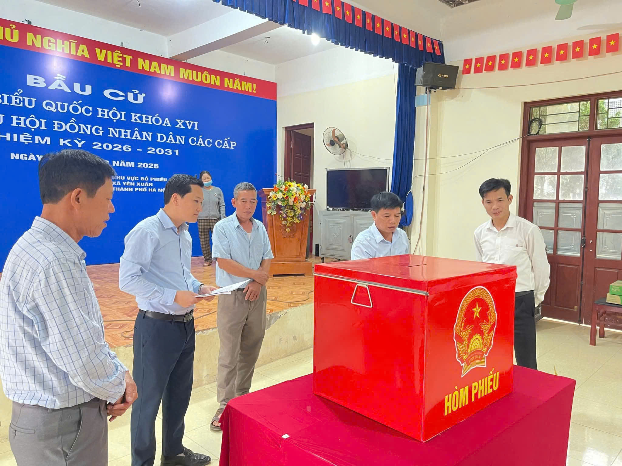 Lãnh đạo xã Yên Xuân kiểm tra 24 khu vực bỏ phiếu, siết chặt khâu chuẩn bị trước ngày bầu cử