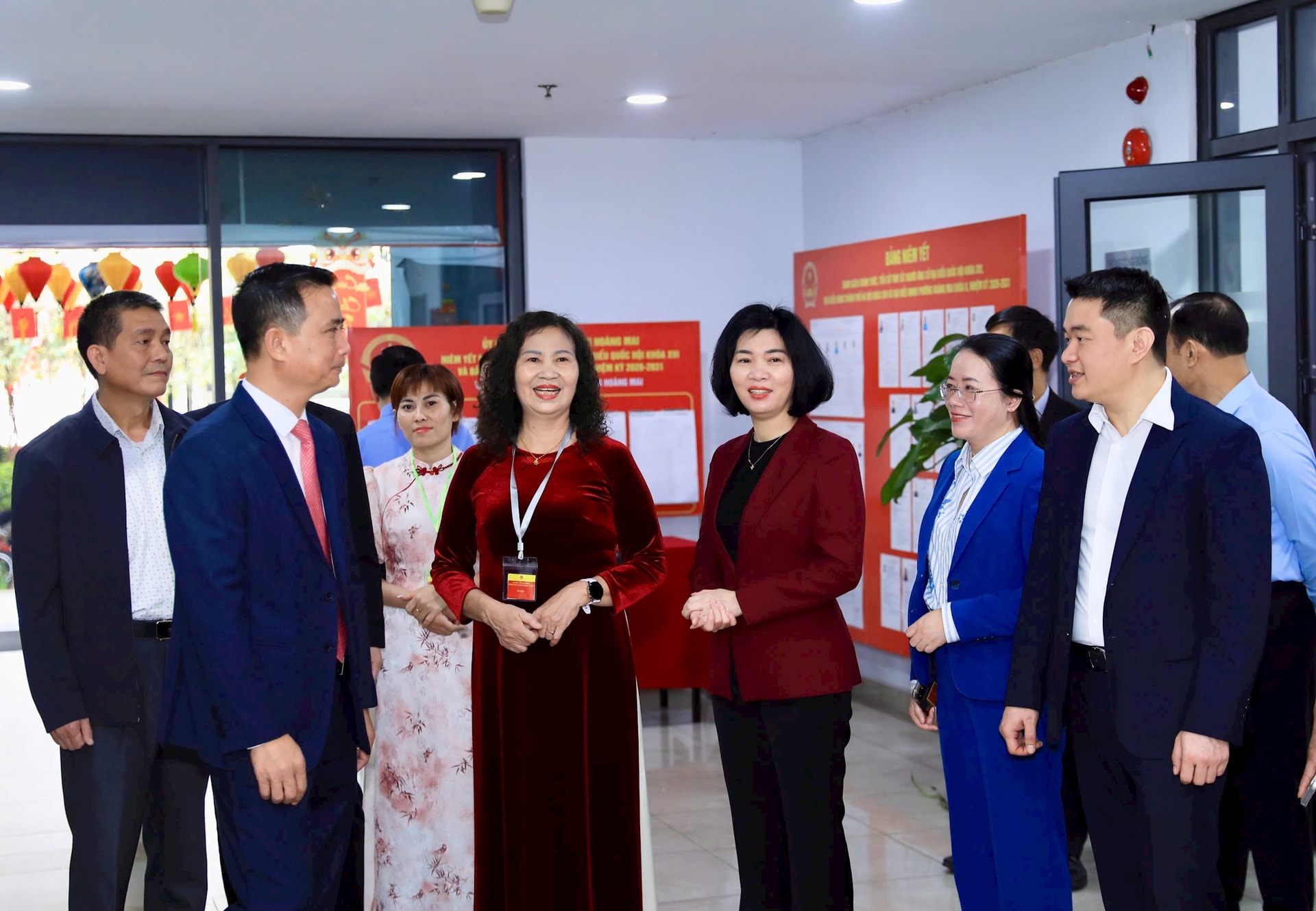 Chủ tịch HĐND Thành phố Phùng Thị Hồng Hà kiểm tra công tác bầu cử tại phường Hoàng Mai