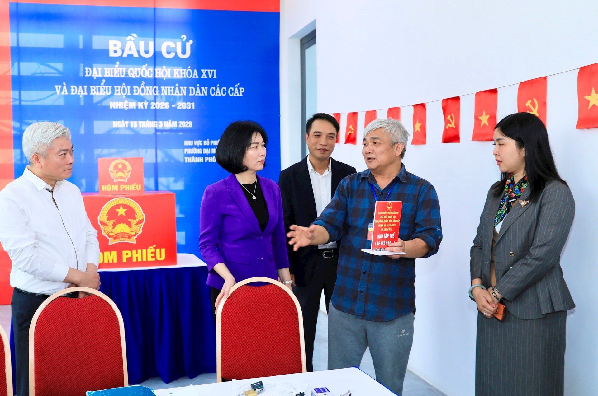 Chủ tịch Ủy ban Bầu cử Thành phố Phùng Thị Hồng Hà kiểm tra công tác bầu cử tại phường Đại Mỗ