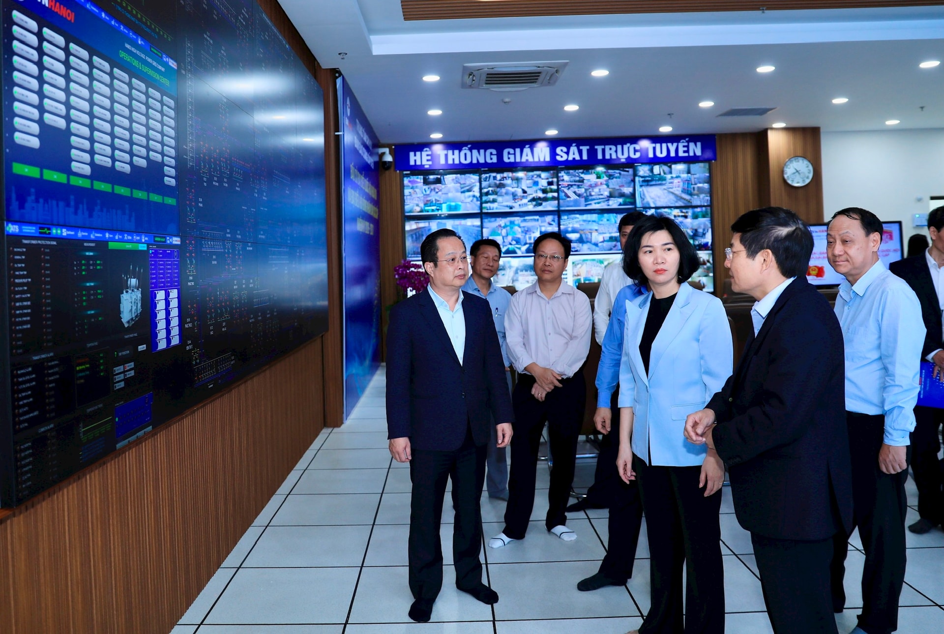 Chủ tịch HĐND thành phố Phùng Thị Hồng Hà thăm, động viên các lực lượng ứng trực phục vụ bầu cử
