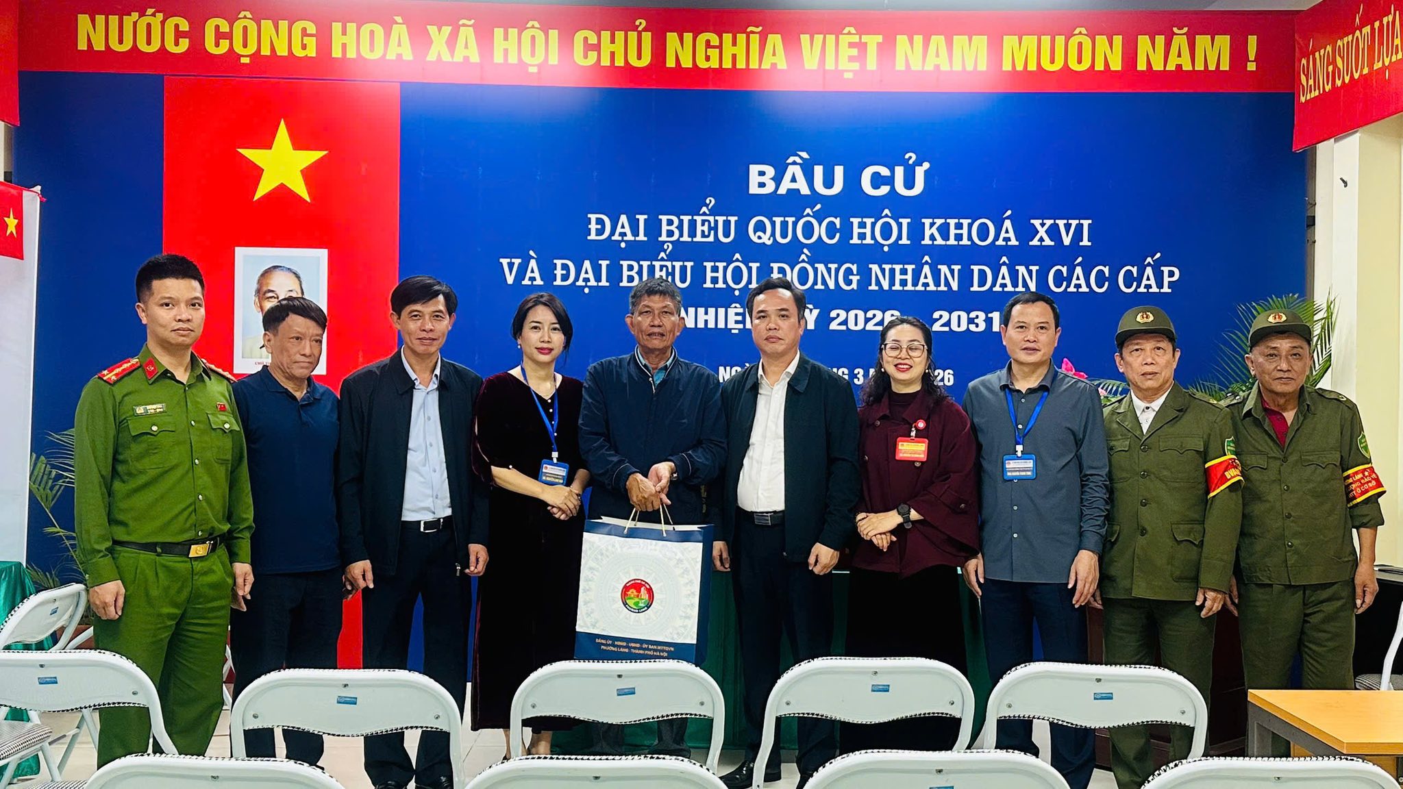 Đoàn công tác phường Láng thăm, động viên các tổ bầu cử tại các khu vực bỏ phiếu