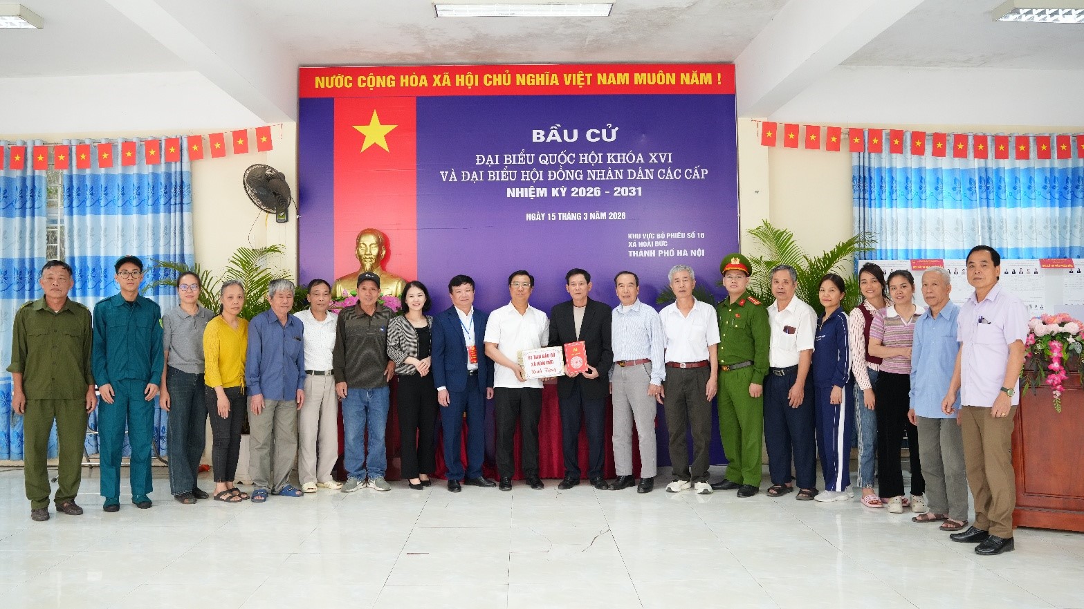 Lãnh đạo xã Hoài Đức thăm, động viên lực lượng làm nhiệm vụ tại các điểm bầu cử