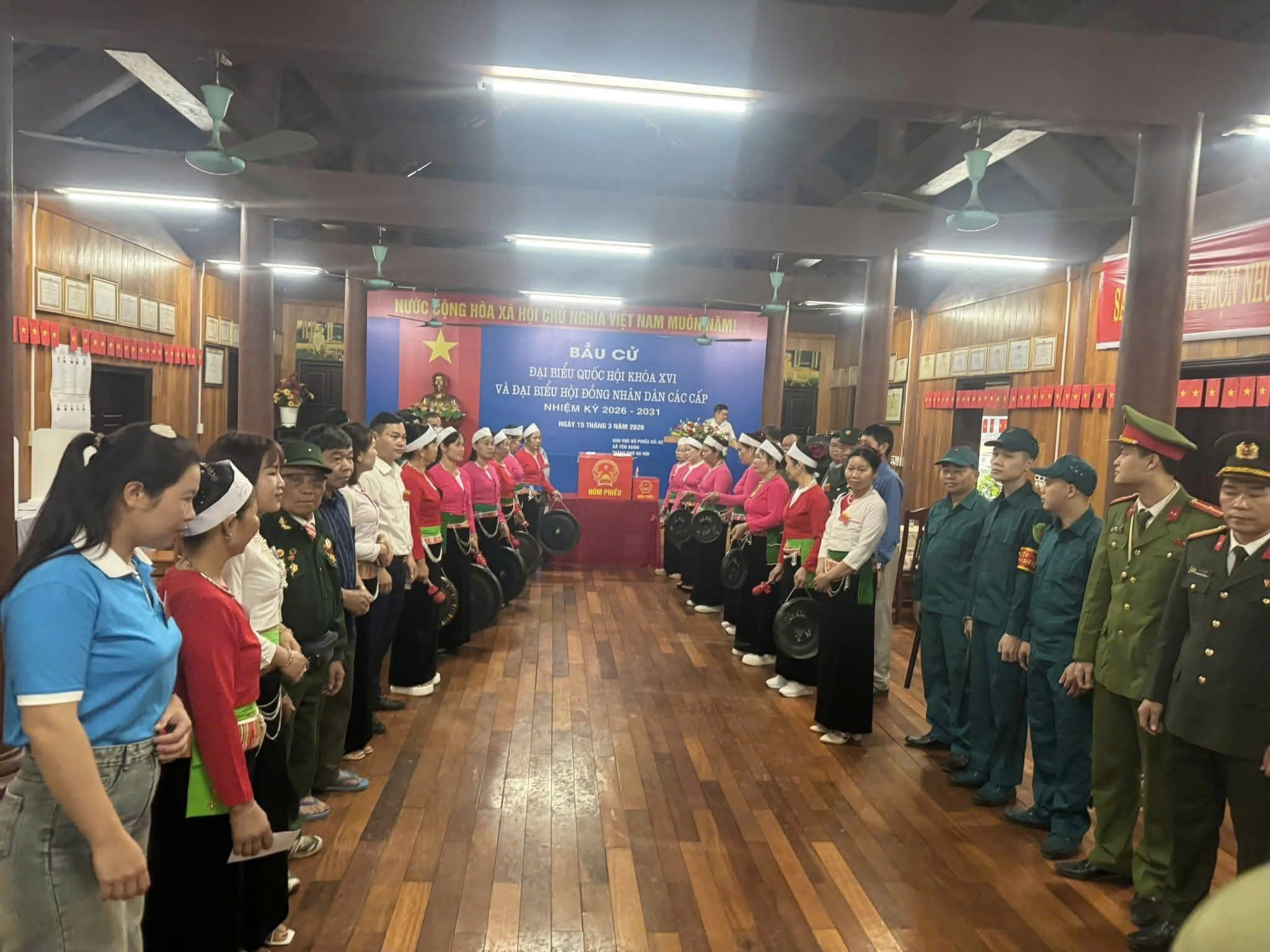 Cử tri xã Yên Xuân nô nức tham gia ngày hội bầu cử