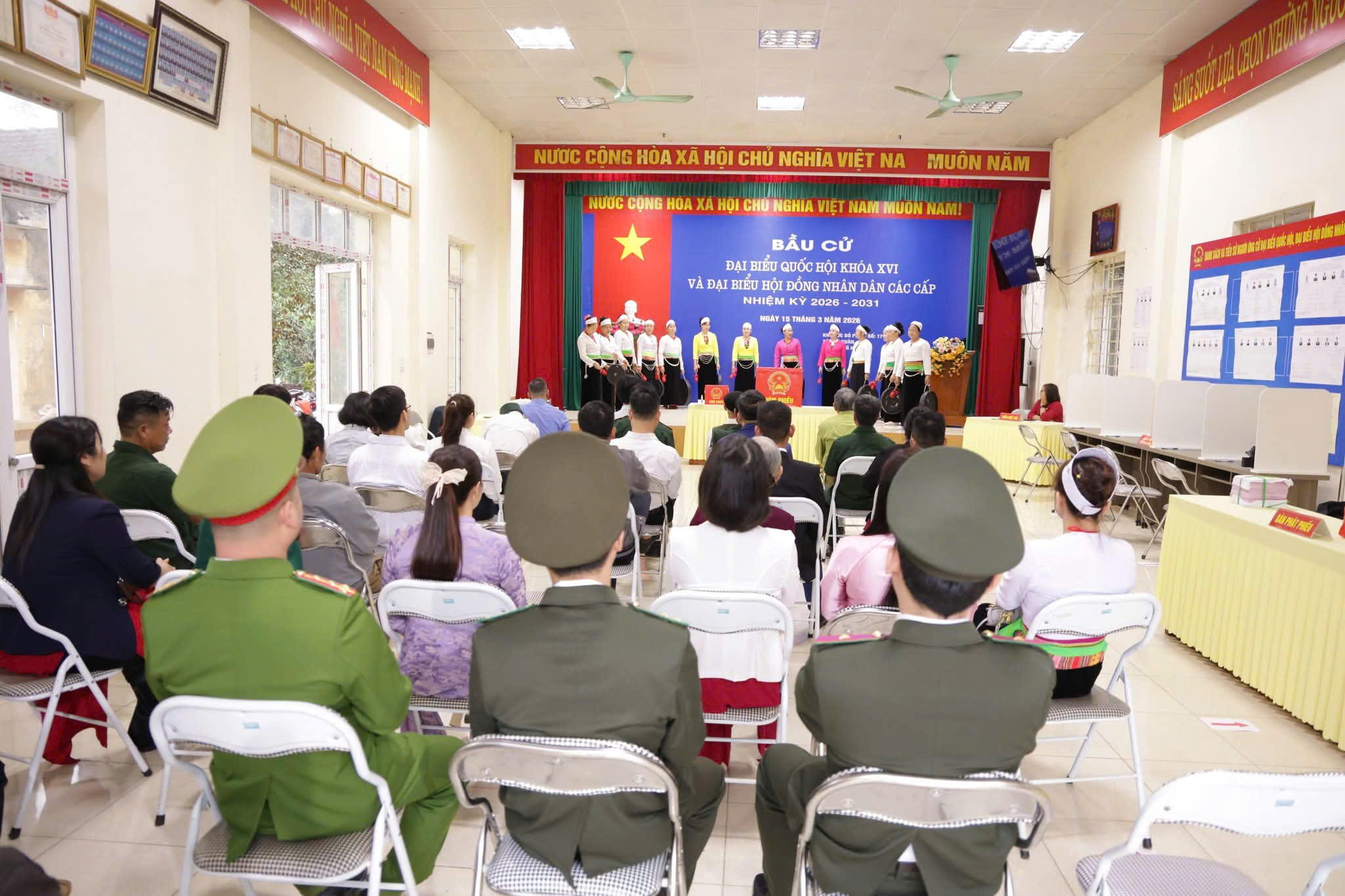 Cử tri xã Yên Xuân nô nức tham gia ngày hội bầu cử, nhiều khu vực bỏ phiếu đạt 100%