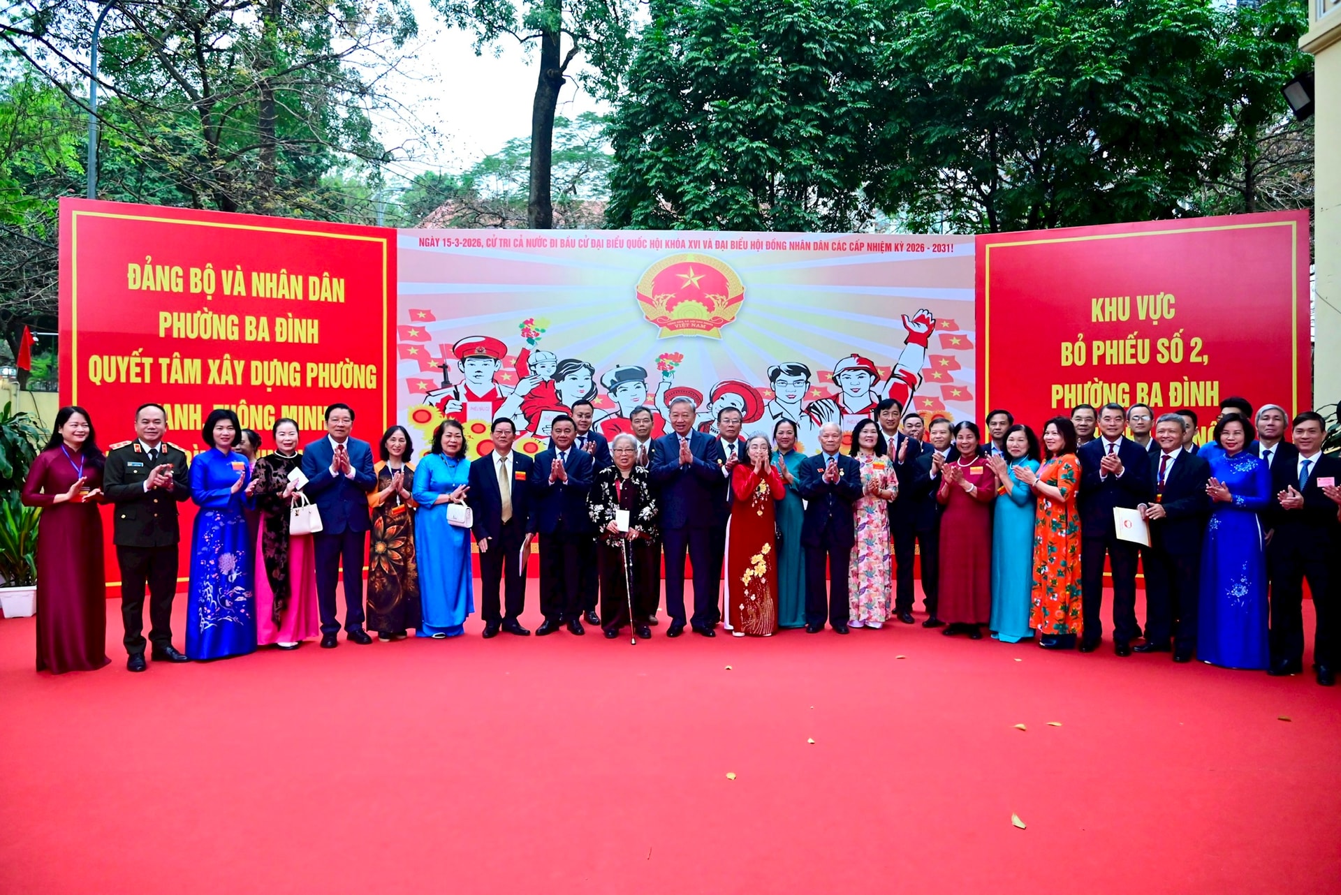 Tổng Bí thư Tô Lâm cùng các đồng chí lãnh đạo Trung ương bỏ phiếu bầu cử tại phường Ba Đình
