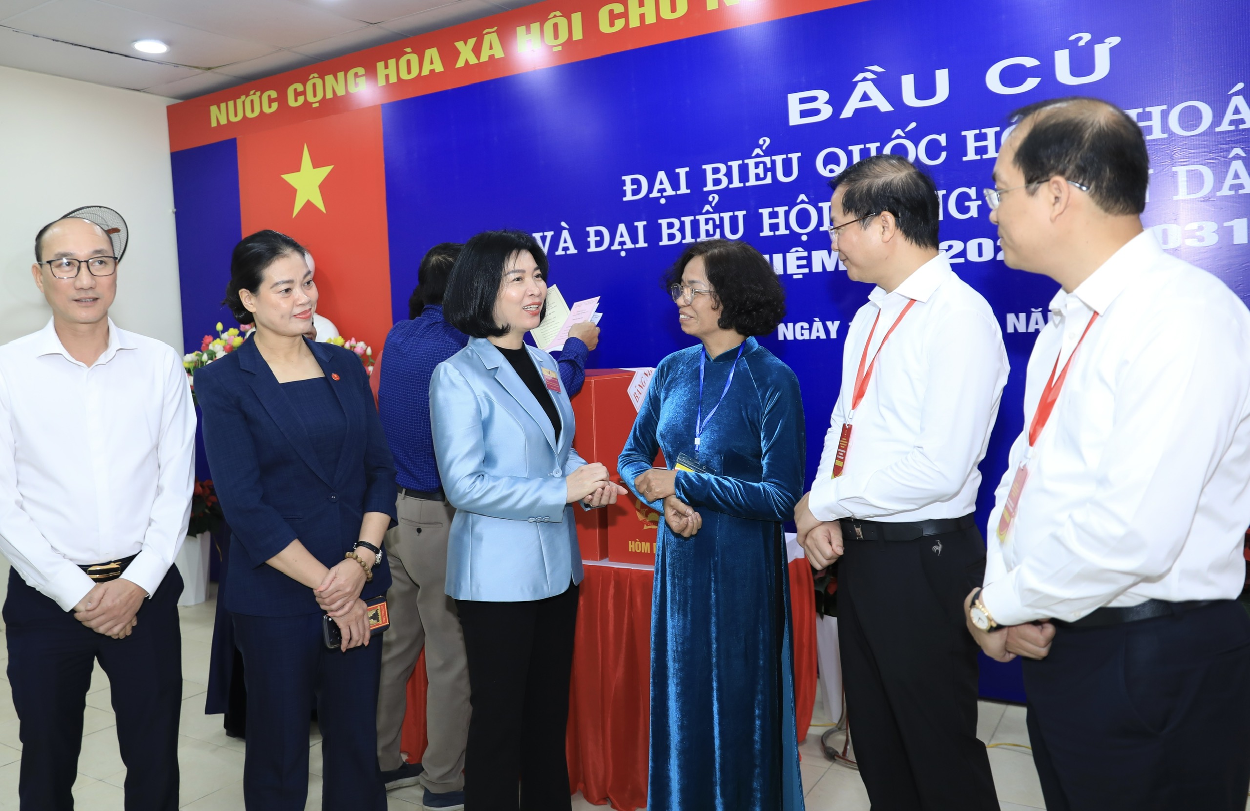 Phó Bí thư Thành ủy, Chủ tịch HĐND thành phố Phùng Thị Hồng Hà kiểm tra công tác bầu cử tại phường Định Công, Hoàng Liệt và Vĩnh Hưng
