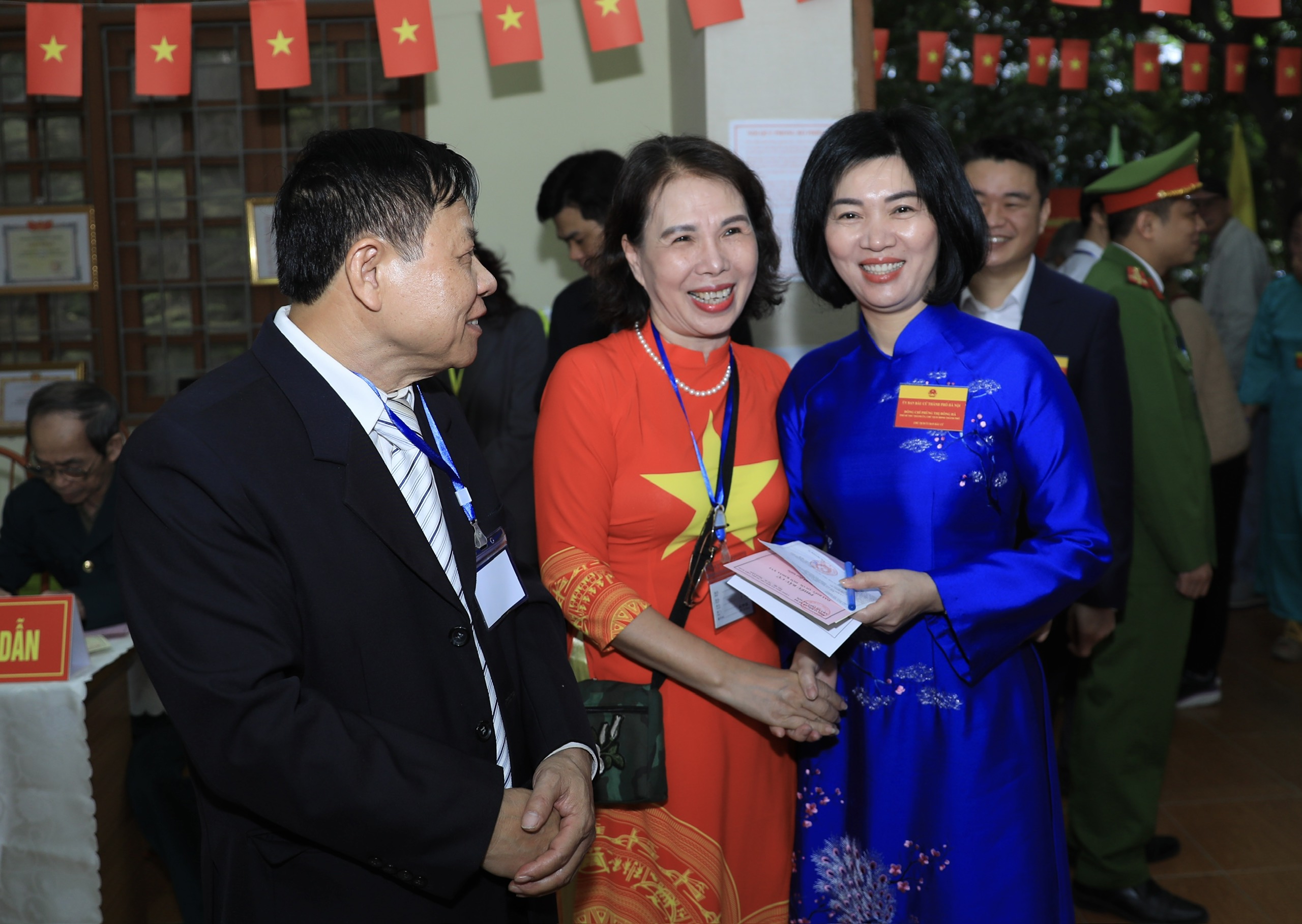 Chủ tịch HĐND Thành phố Phùng Thị Hồng Hà bỏ phiếu tại khu vực bỏ phiếu số 17, phường Hà Đông