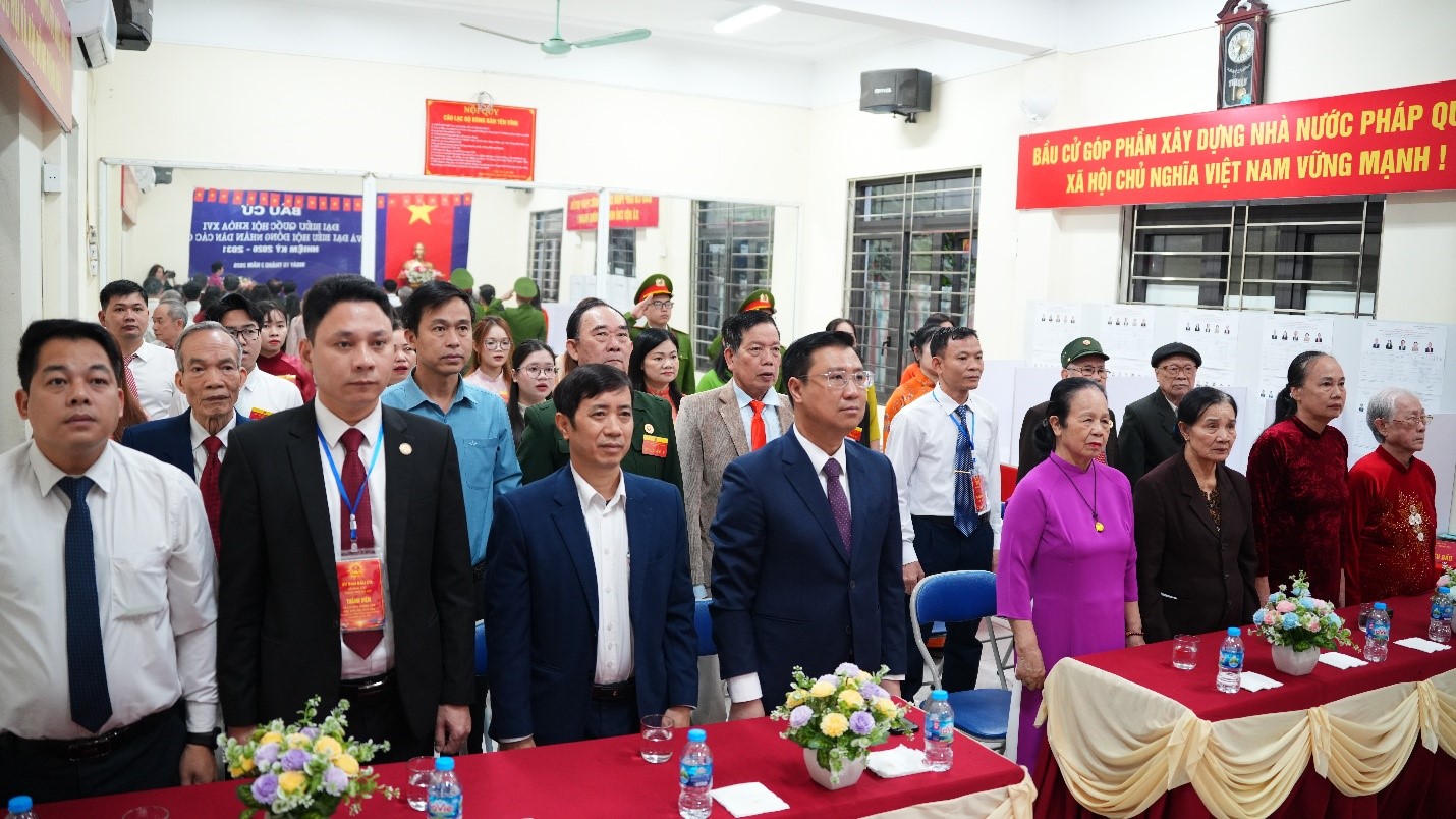 Bí thư Đảng ủy xã Hoài Đức chung vui ngày bầu cử cùng cử tri thôn Yên Vĩnh - Khu vực bỏ phiếu số 31 