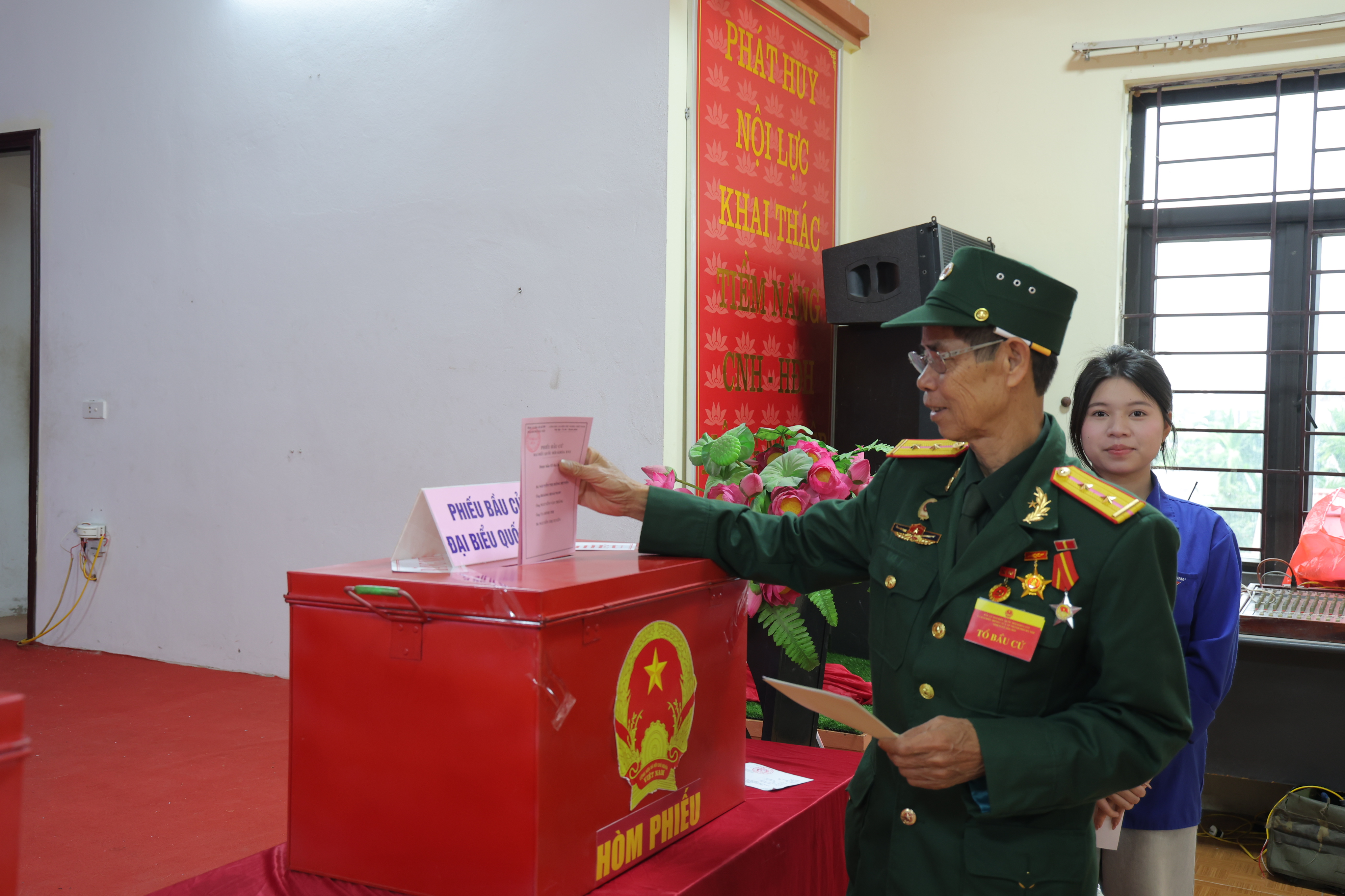 Cử tri xã Phú Nghĩa nô nức đi bầu cử đại biểu Quốc hội khóa XVI và đại biểu HĐND các cấp nhiệm kỳ 2026-2031