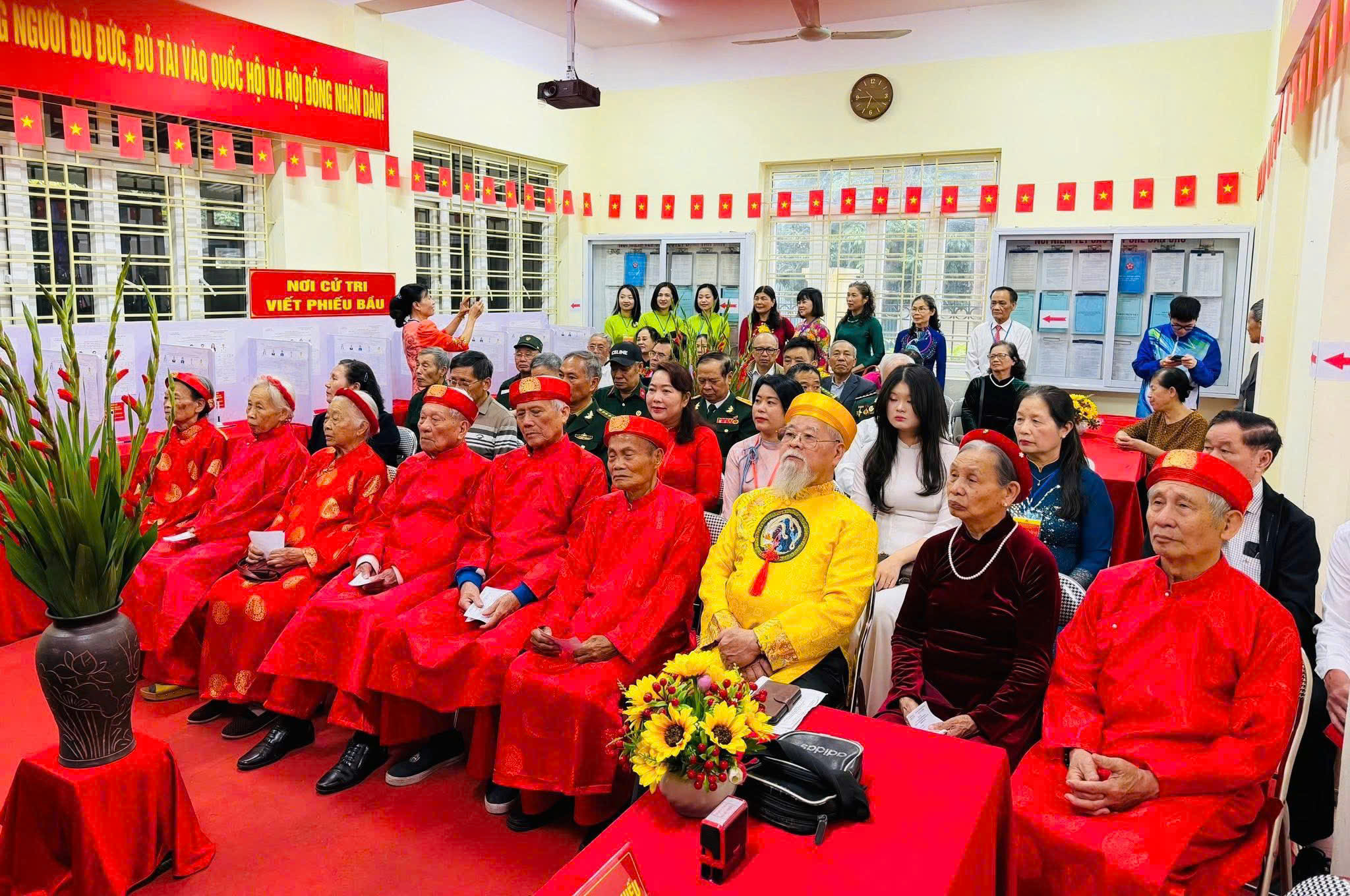Cử tri phường Việt Hưng nô nức tham gia Ngày hội bầu cử