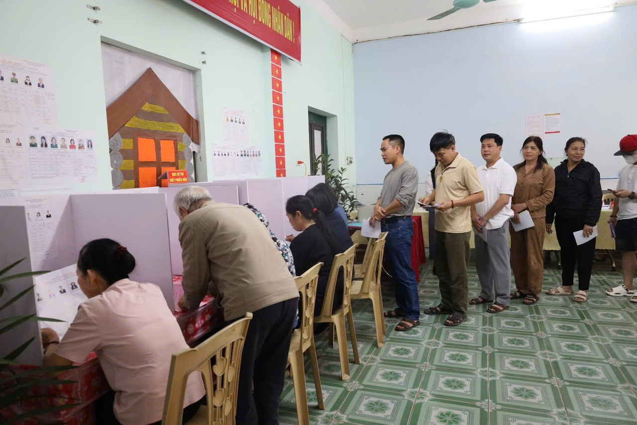 Cử tri xã Quảng Oai nêu cao tinh thần trách nhiệm, hoàn thành bầu cử đạt tỷ lệ 100%