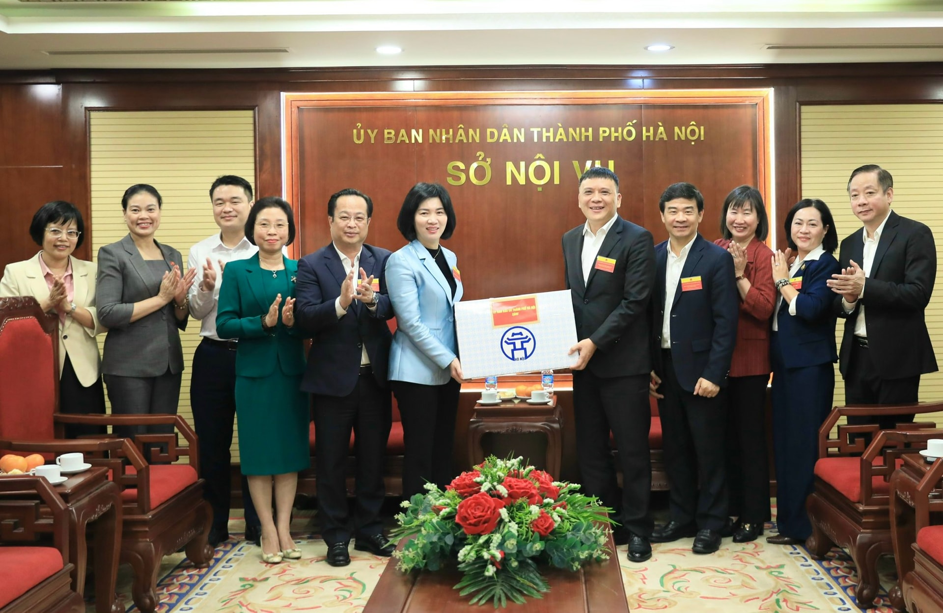 Chủ tịch HĐND thành phố Phùng Thị Hồng Hà thăm, động viên cán bộ làm nhiệm vụ phục vụ bầu cử