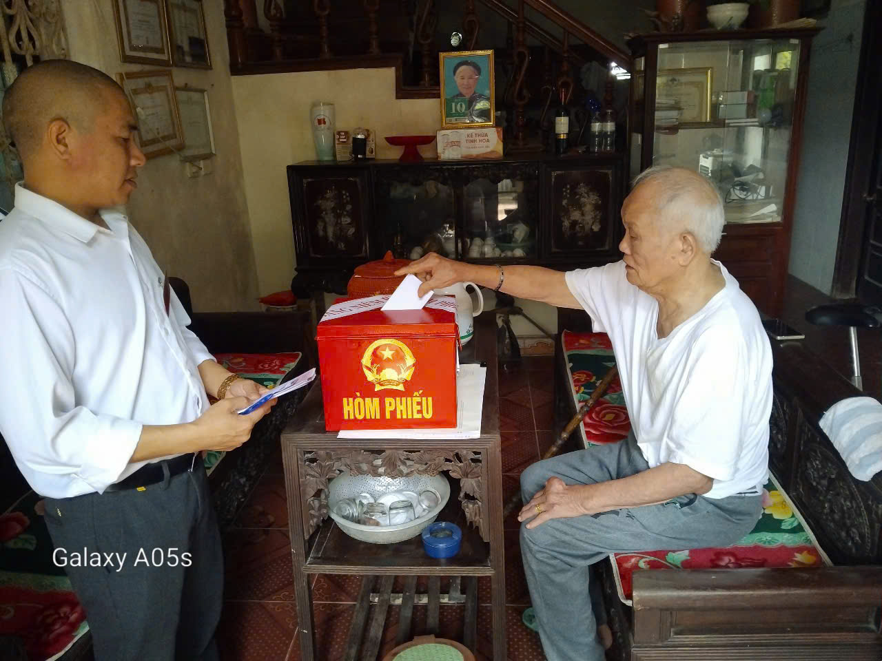 Xã Hòa Lạc: Hòm phiếu phụ đến từng nhà, bảo đảm mọi cử tri thực hiện quyền bầu cử