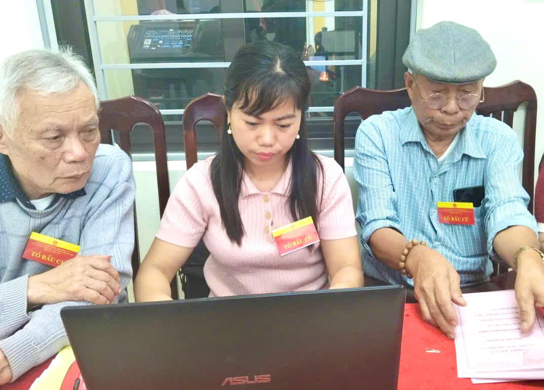 Xã Ứng Thiên hoàn tất kiểm phiếu, nhập liệu trong đêm, bảo đảm minh bạch, đúng quy định