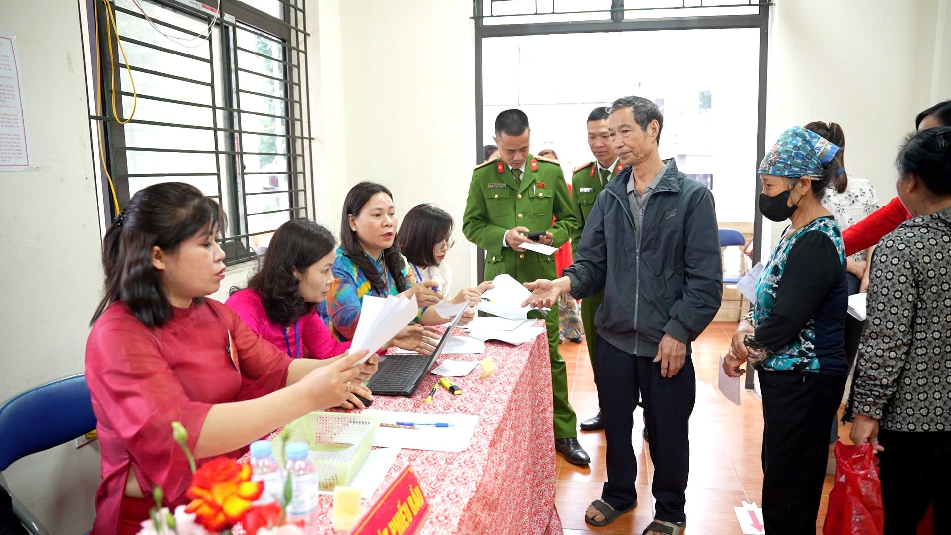41.595 cử tri xã Dương Hoà phấn khởi đi bầu cử, gửi gắm niềm tin và hy vọng tới các đại biểu nhân dân