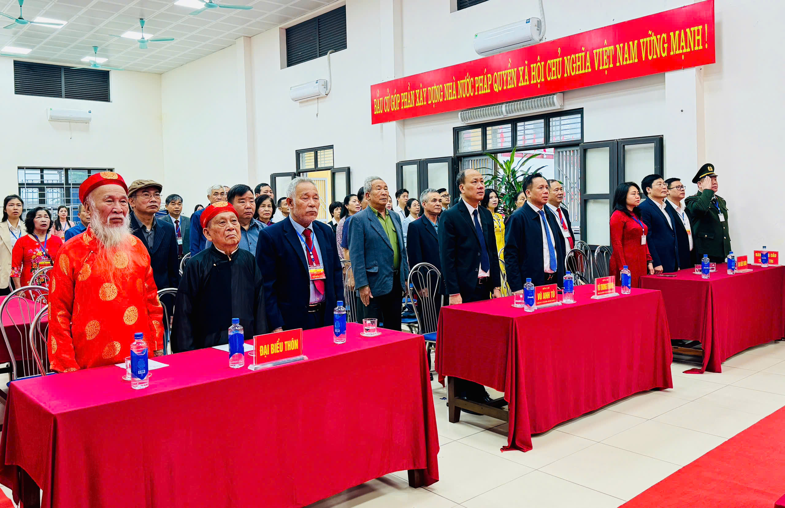 Cử tri xã Nam Phù nô nức tham gia ngày hội bầu cử tại 16 khu vực bỏ phiếu