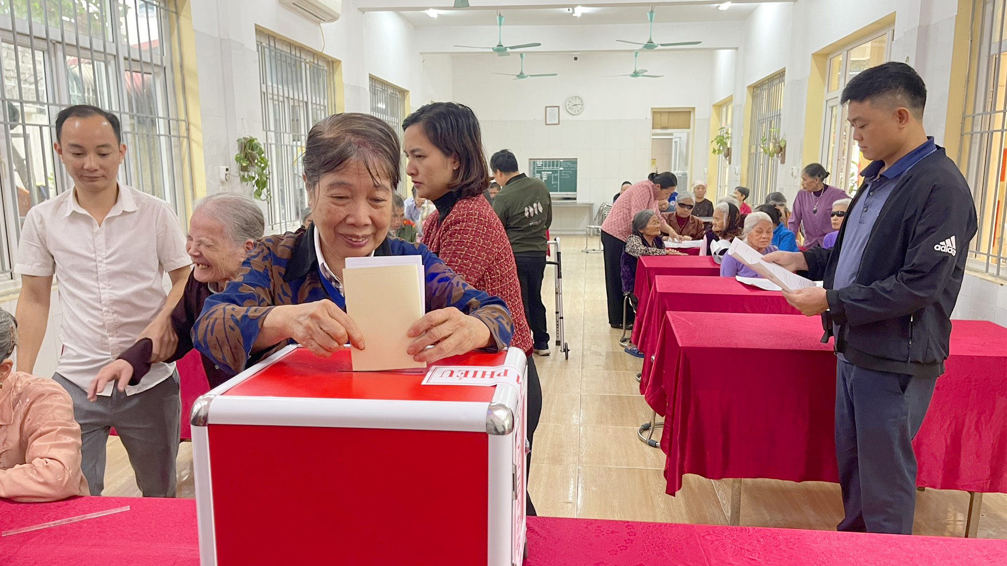 Những lá phiếu đặc biệt từ các trung tâm an sinh ở xã Ứng Thiên: Không để ai bị bỏ lại phía sau trong ngày bầu cử