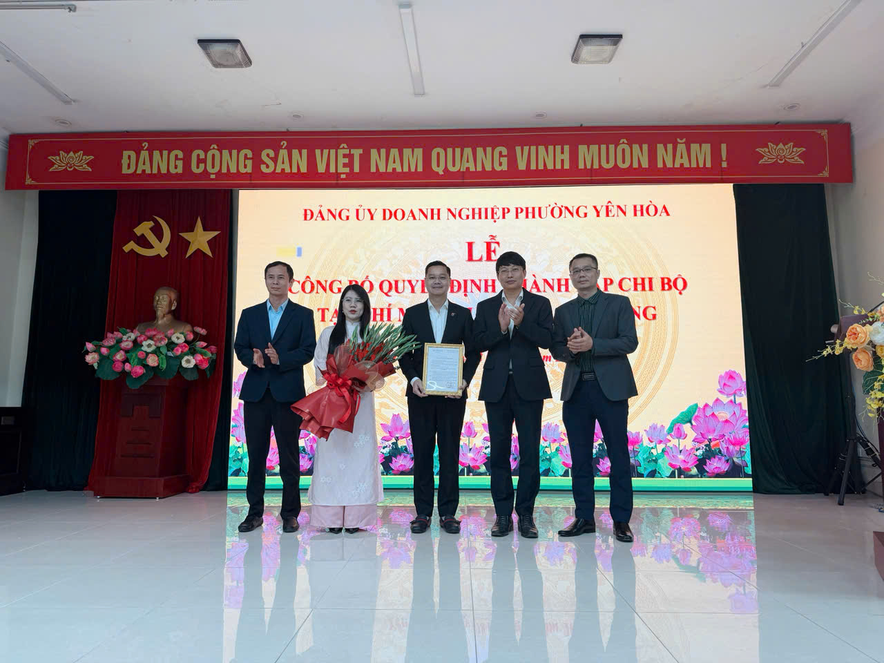 Đảng ủy Doanh nghiệp phường Yên Hòa tổ chức Lễ ra mắt Chi bộ Tạp chí Môi trường Giao thông