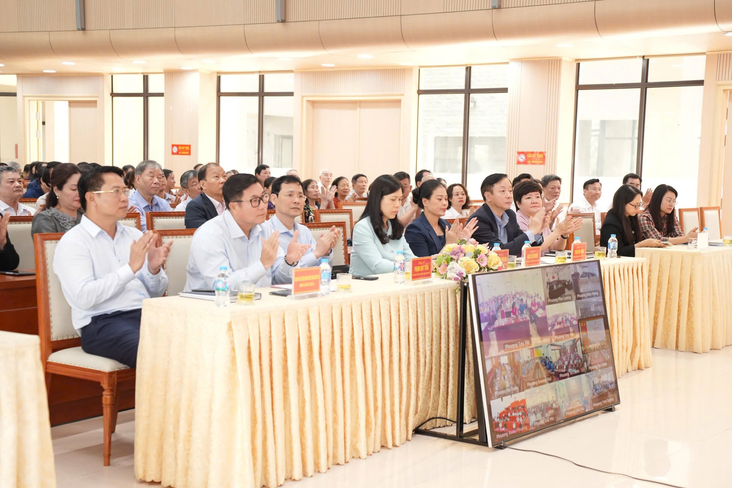 Cử tri Đơn vị bầu cử số 4 thành phố Hà Nội gửi gắm kỳ vọng, ứng cử viên cam kết hành động thực chất, gắn bó với nhân dân