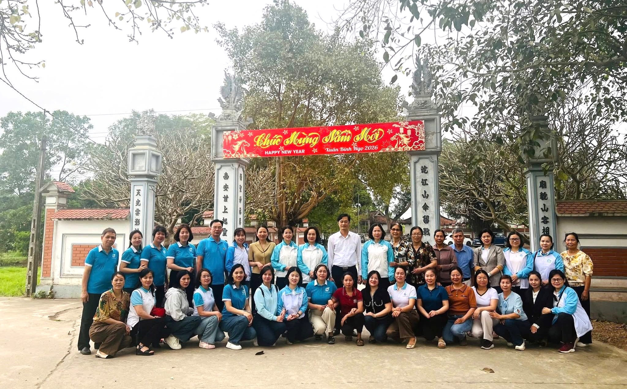 Phụ nữ Thủ đô dâng hương, trồng cây tại Miếu Mèn, lan tỏa trách nhiệm gìn giữ di sản và môi trường xanh