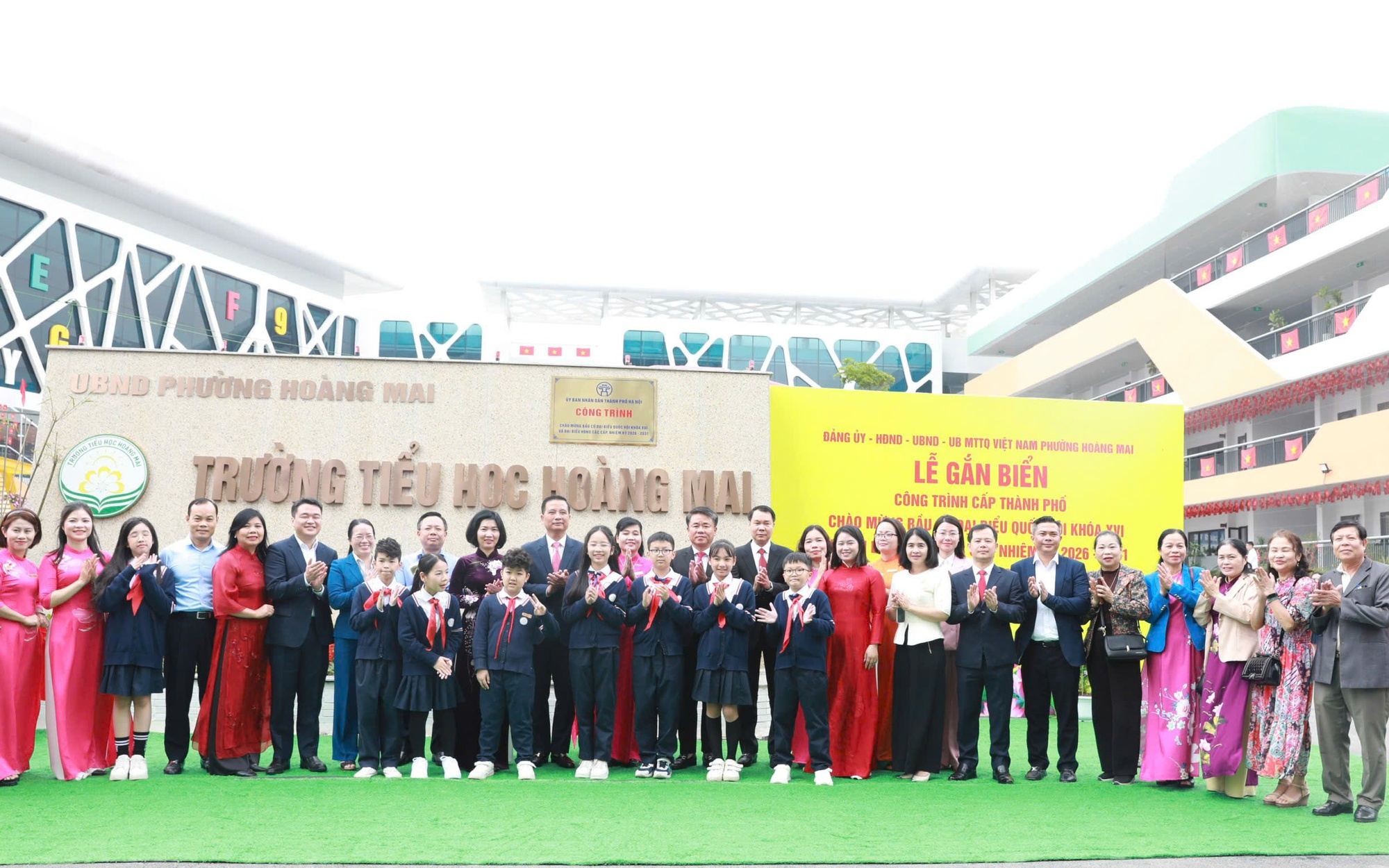 Chủ tịch HĐND Thành phố Phùng Thị Hồng Hà dự lễ gắn biển công trình cấp Thành phố chào mừng ngày bầu cử
