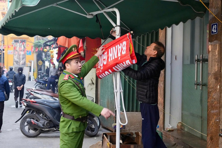 Phường Hồng Hà tổng lực xóa “điểm nóng” chợ cóc, lập lại trật tự đô thị trên tuyến Hồng Hà