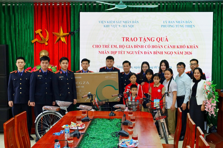 Lan tỏa nghĩa tình Tết: Viện Kiểm sát nhân dân khu vực 9 đồng hành cùng Tùng Thiện chăm lo hộ khó khăn, tiếp sức học sinh nghèo