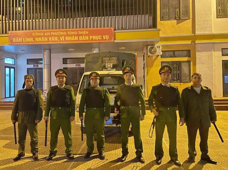 Công an phường Tùng Thiện siết chặt tuần tra đêm, bảo đảm an ninh tuyệt đối phục vụ Đại hội XIV của Đảng