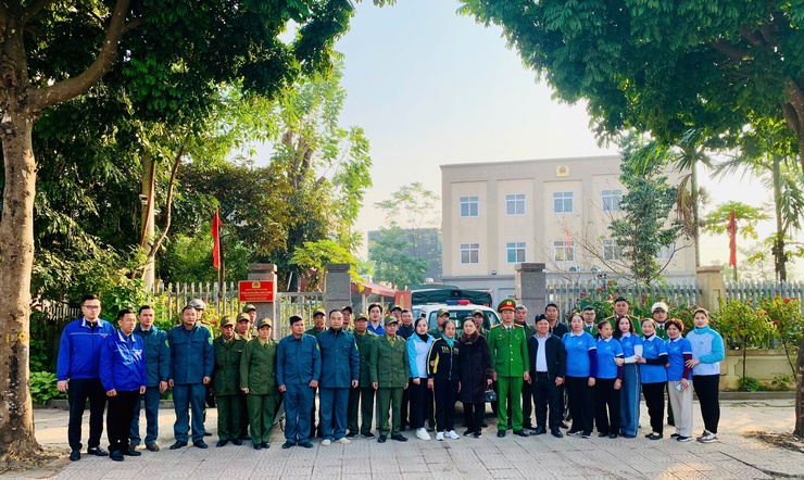 Phường Tùng Thiện ra quân lập lại trật tự đô thị, kiên quyết xử lý vi phạm vỉa hè, lòng đường