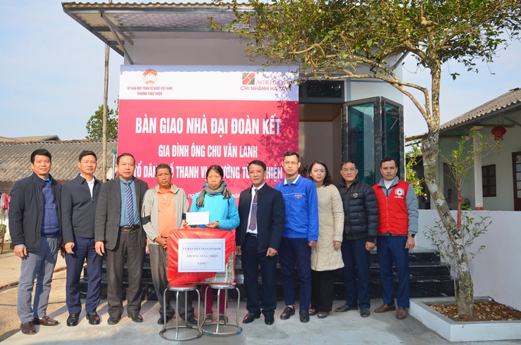Phường Tùng Thiện lan tỏa nghĩa tình cộng đồng, trao mái ấm cho hộ cận nghèo giữa lòng đô thị