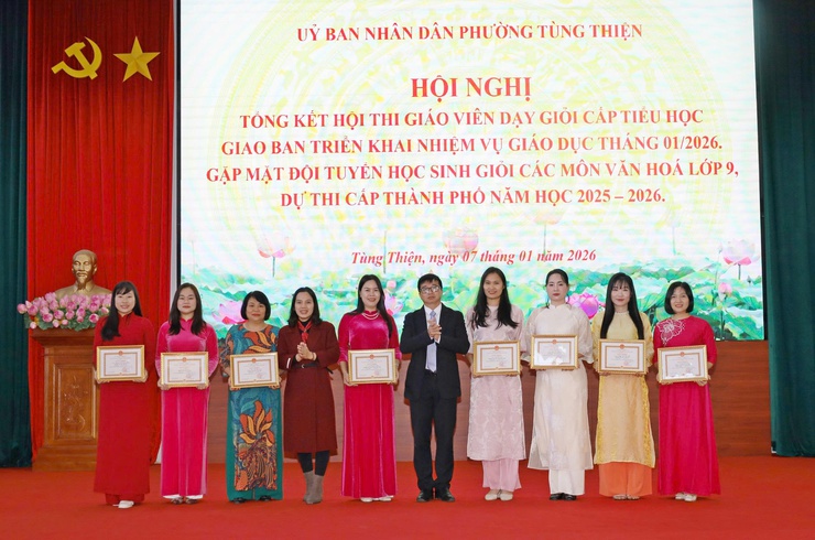 Phường Tùng Thiện tôn vinh giáo viên giỏi, tiếp sức đội tuyển học sinh bước vào kỳ thi cấp Thành phố