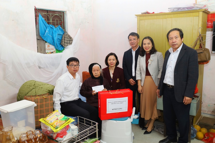 Phường Tùng Thiện chăm lo người cao tuổi neo đơn, lan tỏa nghĩa tình trước thềm Tết Nguyên đán 2026