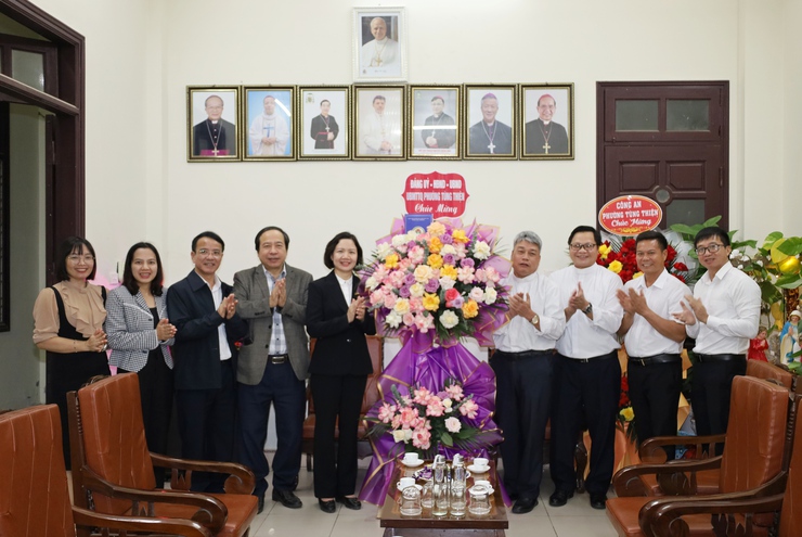 Phường Tùng Thiện thăm, chúc mừng Giáo xứ Sơn Lộc và Tu viện Mến Thánh Giá dịp Giáng sinh 2025