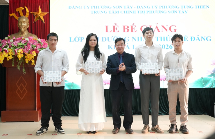 Bồi dưỡng nhận thức về Đảng tại phường Sơn Tây: Củng cố nền tảng chính trị, tạo nguồn phát triển đảng viên chất lượng