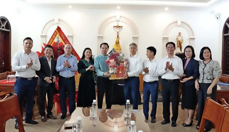 Phường Sơn Tây thăm, chúc mừng Giáo phận Hưng Hóa nhân dịp Lễ Giáng sinh 2025, lan tỏa tinh thần “tốt đời, đẹp đạo”