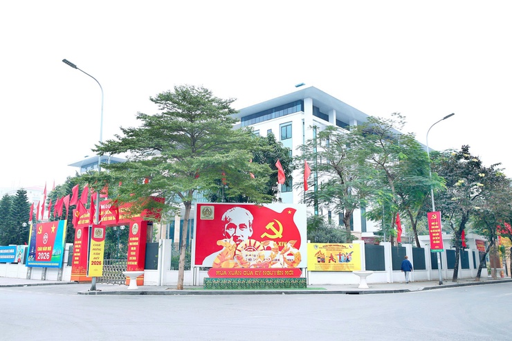 Phường Ô Chợ Dừa rực rỡ cờ hoa, lan tỏa khí thế chính trị hướng về Đại hội XIV của Đảng