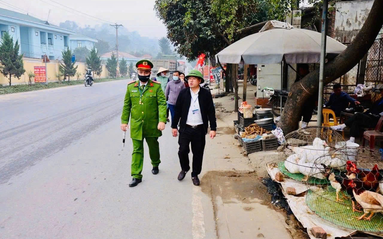 Xã Yên Bài quyết liệt xử lý “điểm nghẽn” trật tự đô thị khu vực Trường THCS Yên Bài B