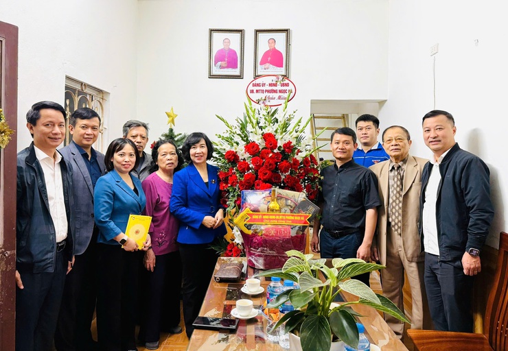 Phường Ngọc Hà thăm, chúc mừng Giáo họ Vạn Phúc, lan tỏa tinh thần đoàn kết dịp Giáng sinh 2025